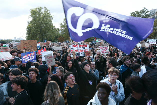 High School And University Student Protest - Paris A crowd of protesters gathers at Place de la Bastille with students holding signs and a la france insoumise flag in support of student youth during a nationwide youth demonstration. Nationwide mobilization by high school and university students calling for better teaching and study conditions, increased funding and staffing, an end to overcrowded classrooms and deteriorating infrastructure, and improved access to education, amidst concerns over social inequalities and student financial insecurity in Paris, France, October 8, 2026. Photo by Christophe Michel ABACAPRESS.COM Paris ILE DE FRANCE France Copyright: xMichelxChristophe ABACAx