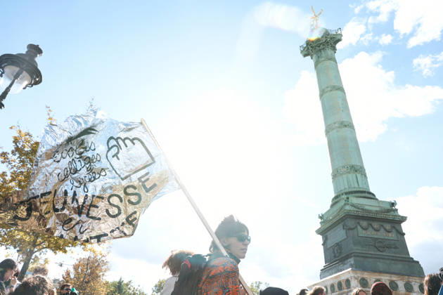 High School And University Student Protest - Paris A protester with a flag in support of the youth in front of the July Column at the Place de la Bastille during the demonstration. Nationwide mobilization by high school and university students calling for better teaching and study conditions, increased funding and staffing, an end to overcrowded classrooms and deteriorating infrastructure, and improved access to education, amidst concerns over social inequalities and student financial insecurity in Paris, France, October 8, 2026. Photo by Christophe Michel ABACAPRESS.COM Paris ILE DE FRANCE France Copyright: xMichelxChristophe ABACAx