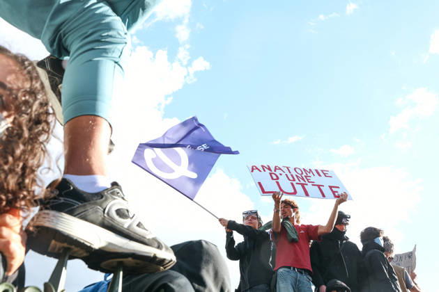 High School And University Student Protest - Paris Protesters with a sign reading Anatomy of a Struggle and a la France Insoumise flag at Place de la Bastille during a nationwide youth demonstration. Nationwide mobilization by high school and university students calling for better teaching and study conditions, increased funding and staffing, an end to overcrowded classrooms and deteriorating infrastructure, and improved access to education, amidst concerns over social inequalities and student financial insecurity in Paris, France, October 8, 2026. Photo by Christophe Michel ABACAPRESS.COM Paris ILE DE FRANCE France Copyright: xMichelxChristophe ABACAx