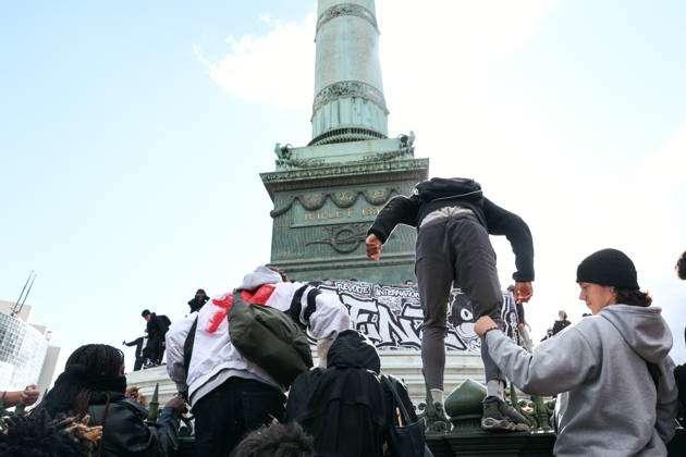 High School And University Student Protest - Paris A group of young protesters is climbing the railings to access the July Column in the Place de la Bastille. Nationwide mobilization by high school and university students calling for better teaching and study conditions, increased funding and staffing, an end to overcrowded classrooms and deteriorating infrastructure, and improved access to education, amidst concerns over social inequalities and student financial insecurity in Paris, France, October 8, 2026. Photo by Christophe Michel ABACAPRESS.COM Paris ILE DE FRANCE France Copyright: xMichelxChristophe ABACAx