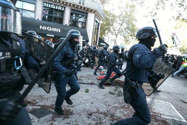 High School And University Student Protest - Paris A CRS riot police squad charges to disperse the protesters, during a nationwide youth demonstration. Nationwide mobilization by high school and university students calling for better teaching and study conditions, increased funding and staffing, an end to overcrowded classrooms and deteriorating infrastructure, and improved access to education, amidst concerns over social inequalities and student financial insecurity in Paris, France, October 8, 2026. Photo by Christophe Michel ABACAPRESS.COM Paris ILE DE FRANCE France Copyright: xMichelxChristophe ABACAx