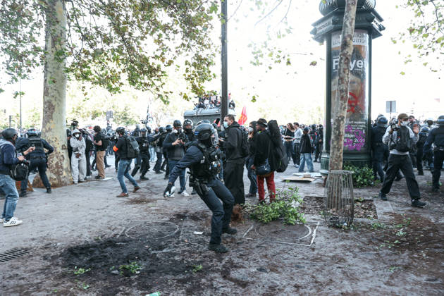 High School And University Student Protest - Paris A CRS officer throwing a tear gas grenade, during a nationwide youth demonstration. Nationwide mobilization by high school and university students calling for better teaching and study conditions, increased funding and staffing, an end to overcrowded classrooms and deteriorating infrastructure, and improved access to education, amidst concerns over social inequalities and student financial insecurity in Paris, France, October 8, 2026. Photo by Christophe Michel ABACAPRESS.COM Paris ILE DE FRANCE France Copyright: xMichelxChristophe ABACAx