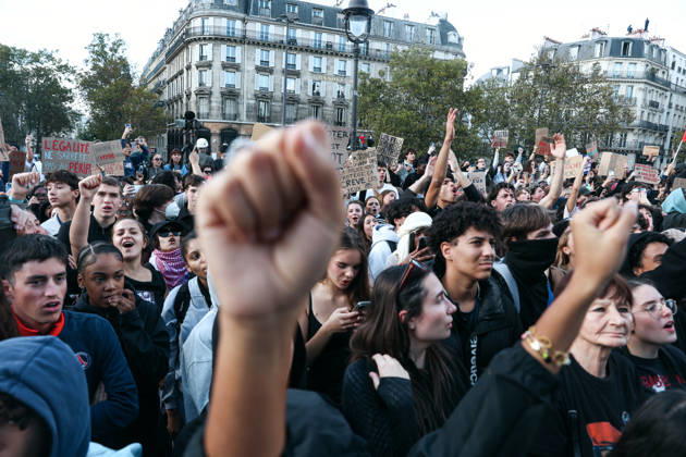 High School And University Student Protest - Paris A crowd of protesters gathers at Place de la Bastille with students holding signs in support of student youth, in the foreground, fists raised to the sky, during a nationwide youth demonstration. Nationwide mobilization by high school and university students calling for better teaching and study conditions, increased funding and staffing, an end to overcrowded classrooms and deteriorating infrastructure, and improved access to education, amidst concerns over social inequalities and student financial insecurity in Paris, France, October 8, 2026. Photo by Christophe Michel ABACAPRESS.COM Paris ILE DE FRANCE France Copyright: xMichelxChristophe ABACAx
