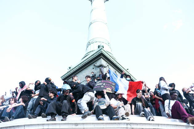 High School And University Student Protest - Paris A group of young protesters with a french flag in front of the July Column in the Place de la Bastille, during a nationwide youth demonstration. Nationwide mobilization by high school and university students calling for better teaching and study conditions, increased funding and staffing, an end to overcrowded classrooms and deteriorating infrastructure, and improved access to education, amidst concerns over social inequalities and student financial insecurity in Paris, France, October 8, 2026. Photo by Christophe Michel ABACAPRESS.COM Paris ILE DE FRANCE France Copyright: xMichelxChristophe ABACAx