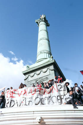High School And University Student Protest - Paris A group of young protesters holding a banner with the message revolution 2.0 in front of the July Column in the Place de la Bastille, during a nationwide youth demonstration. Nationwide mobilization by high school and university students calling for better teaching and study conditions, increased funding and staffing, an end to overcrowded classrooms and deteriorating infrastructure, and improved access to education, amidst concerns over social inequalities and student financial insecurity in Paris, France, October 8, 2026. Photo by Christophe Michel ABACAPRESS.COM Paris ILE DE FRANCE France Copyright: xMichelxChristophe ABACAx