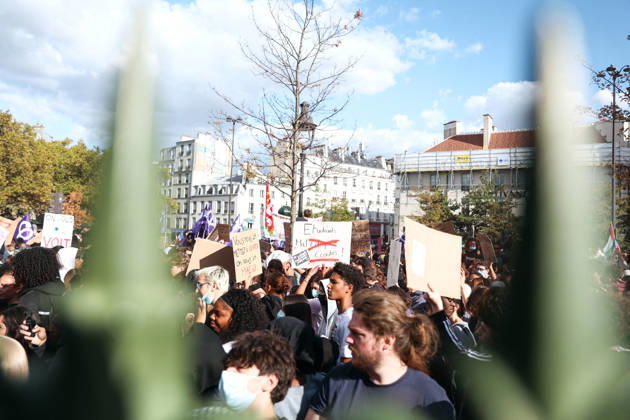 High School And University Student Protest - Paris A crowd of protesters gathers at Place de la Bastille with students holding signs in support of student youth during a nationwide youth demonstration. Nationwide mobilization by high school and university students calling for better teaching and study conditions, increased funding and staffing, an end to overcrowded classrooms and deteriorating infrastructure, and improved access to education, amidst concerns over social inequalities and student financial insecurity in Paris, France, October 8, 2026. Photo by Christophe Michel ABACAPRESS.COM Paris ILE DE FRANCE France Copyright: xMichelxChristophe ABACAx