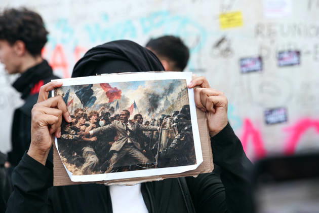 High School And University Student Protest - Paris A protester holds up an illustration depicting the intervention of France Insoumise mayor Bally Bagayoko during the third wave of student protests held this Tuesday, October 6. Nationwide mobilization by high school and university students calling for better teaching and study conditions, increased funding and staffing, an end to overcrowded classrooms and deteriorating infrastructure, and improved access to education, amidst concerns over social inequalities and student financial insecurity in Paris, France, October 8, 2026. Photo by Christophe Michel ABACAPRESS.COM Paris ILE DE FRANCE France Copyright: xMichelxChristophe ABACAx
