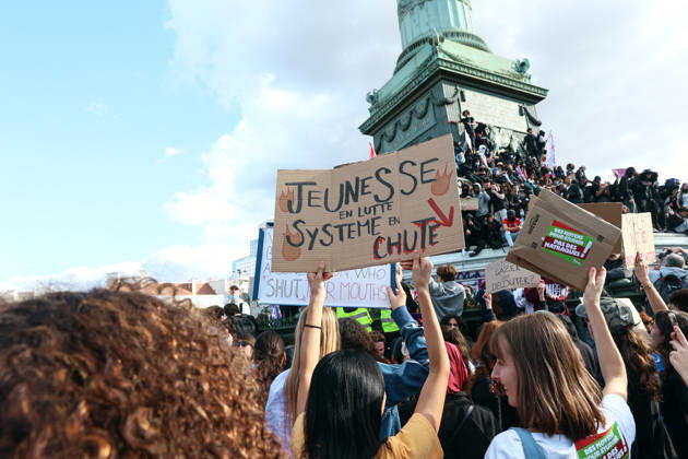 High School And University Student Protest - Paris A protester holds a sign reading Youth in revolt, system in collapse at Place de la Bastille during a nationwide youth demonstration. Nationwide mobilization by high school and university students calling for better teaching and study conditions, increased funding and staffing, an end to overcrowded classrooms and deteriorating infrastructure, and improved access to education, amidst concerns over social inequalities and student financial insecurity in Paris, France, October 6, 2026. Photo by Christophe Michel ABACAPRESS.COM Paris ILE DE FRANCE France Copyright: xMichelxChristophe ABACAx