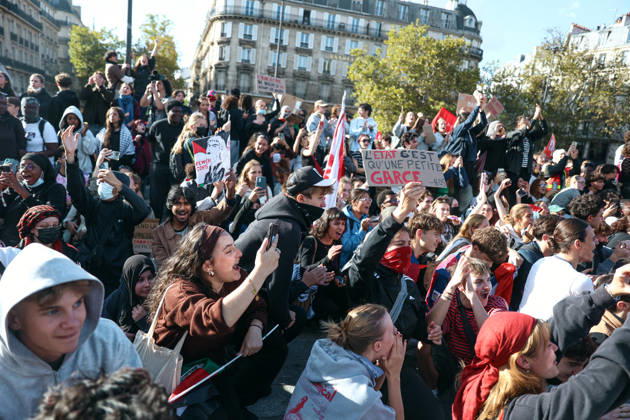 High School And University Student Protest - Paris A crowd of protesters gathers at Place de la Bastille with students holding signs in support of student youth during a nationwide youth demonstration. Nationwide mobilization by high school and university students calling for better teaching and study conditions, increased funding and staffing, an end to overcrowded classrooms and deteriorating infrastructure, and improved access to education, amidst concerns over social inequalities and student financial insecurity in Paris, France, October 8, 2026. Photo by Christophe Michel ABACAPRESS.COM Paris ILE DE FRANCE France Copyright: xMichelxChristophe ABACAx