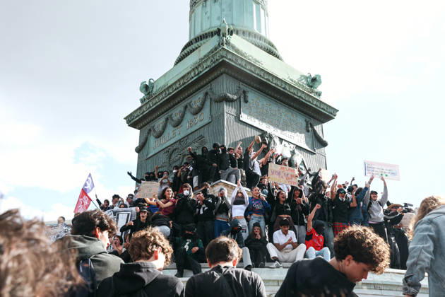 High School And University Student Protest - Paris A group of young protesters with their hands raised in the air in front of the July Column at the Place de la Bastille during the demonstration. Nationwide mobilization by high school and university students calling for better teaching and study conditions, increased funding and staffing, an end to overcrowded classrooms and deteriorating infrastructure, and improved access to education, amidst concerns over social inequalities and student financial insecurity in Paris, France, October 8, 2026. Photo by Christophe Michel ABACAPRESS.COM Paris ILE DE FRANCE France  Copyright: xMichelxChristophe ABACAx