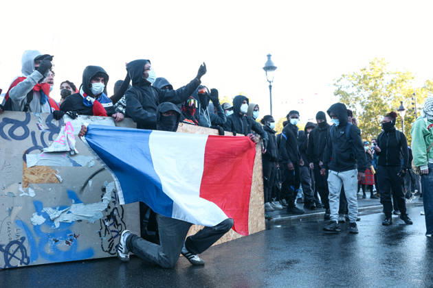 High School And University Student Protest - Paris Protesters are taking cover behind a barricade with one holding a french flag, during a nationwide youth demonstration. Nationwide mobilization by high school and university students calling for better teaching and study conditions, increased funding and staffing, an end to overcrowded classrooms and deteriorating infrastructure, and improved access to education, amidst concerns over social inequalities and student financial insecurity in Paris, France, October 8, 2026. Photo by Christophe Michel ABACAPRESS.COM Paris ILE DE FRANCE France  Copyright: xMichelxChristophe ABACAx