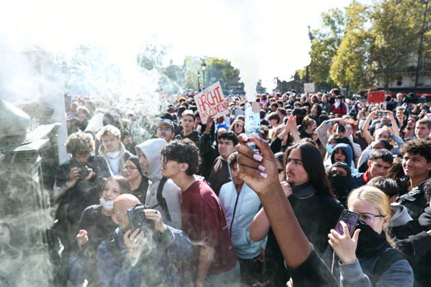 High School And University Student Protest - Paris A high school student protester holds a smoke flare in front of a crowd of protesters during the demonstration. Nationwide mobilization by high school and university students calling for better teaching and study conditions, increased funding and staffing, an end to overcrowded classrooms and deteriorating infrastructure, and improved access to education, amidst concerns over social inequalities and student financial insecurity in Paris, France, October 8, 2026. Photo by Christophe Michel ABACAPRESS.COM Paris ILE DE FRANCE France  Copyright: xMichelxChristophe ABACAx