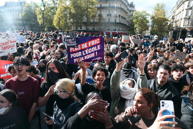 High School And University Student Protest - Paris A crowd of protesters gathers at Place de la Bastille with students holding signs in support of student youth during a nationwide youth demonstration. Nationwide mobilization by high school and university students calling for better teaching and study conditions, increased funding and staffing, an end to overcrowded classrooms and deteriorating infrastructure, and improved access to education, amidst concerns over social inequalities and student financial insecurity in Paris, France, October 8, 2026. Photo by Christophe Michel ABACAPRESS.COM Paris ILE DE FRANCE France  Copyright: xMichelxChristophe ABACAx