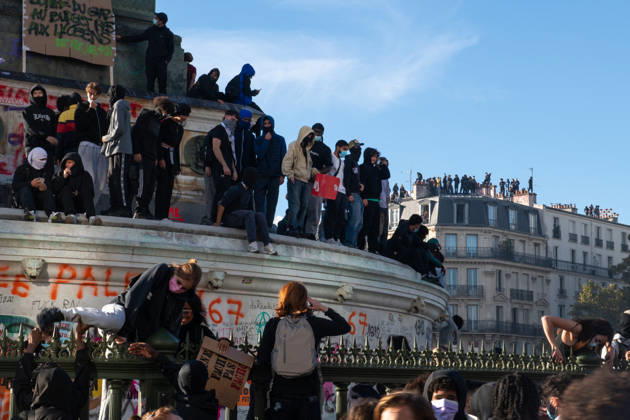 High School And University Student Protest - Paris Demonstrators gather on the base of the July Column during a high school students protest at Place de la Bastille in Paris, France on October 8, 2026, while high school students stand on a building s rooftop in the background. Photo by Fabrice Sapte ABACAPRESS.COM Paris France Copyright: xSaptexFabrice ABACAx