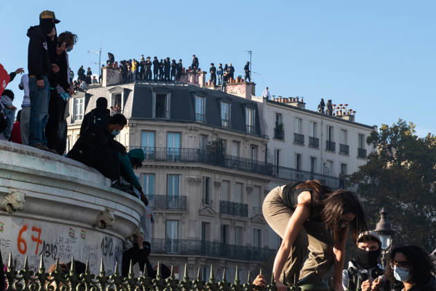 High School And University Student Protest - Paris Demonstrators gather on the base of the July Column during a high school students protest at Place de la Bastille in Paris, France on October 8, 2026, while high school students stand on a building s rooftop in the background. Photo by Fabrice Sapte ABACAPRESS.COM Paris France Copyright: xSaptexFabrice ABACAx