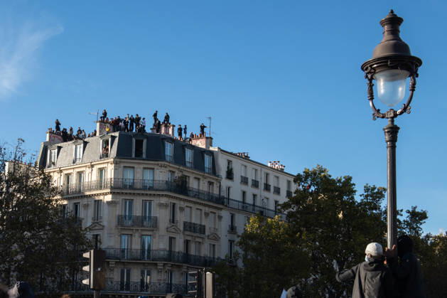 High School And University Student Protest - Paris Demonstrators gather on the base of the July Column during a high school students protest at Place de la Bastille in Paris, France on October 8, 2026, while high school students stand on a building s rooftop in the background. Photo by Fabrice Sapte ABACAPRESS.COM Paris France Copyright: xSaptexFabrice ABACAx