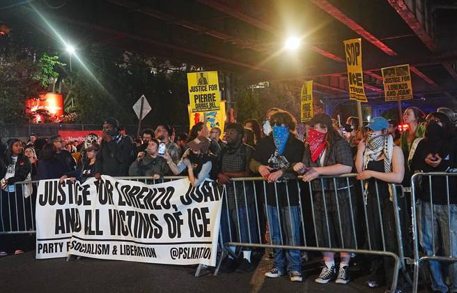 Protesters rally after ICE shooting of New York man in car with child inside NEW YORK, UNITED STATES - OCTOBER 08: Protesters rally after an Immigration and Customs Enforcement (ICE) agent shot a man as he sat in a car with a child inside on October 8, 2026, in New York City, U.S. Selcuk Acar Anadolu New York United States. Editorial use only. Please get in touch for any other usage.  Copyright: x2026xAnadoluxSelcukxAcarx