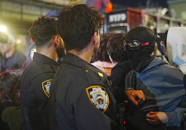 Protesters rally after ICE shooting of New York man in car with child inside NEW YORK, UNITED STATES - OCTOBER 08: Protesters rally after an Immigration and Customs Enforcement (ICE) agent shot a man as he sat in a car with a child inside on October 8, 2026, in New York City, U.S. Selcuk Acar Anadolu New York United States. Editorial use only. Please get in touch for any other usage.  Copyright: x2026xAnadoluxSelcukxAcarx