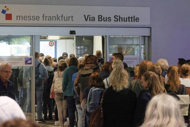 Frankfurt Impressions 09 10 2026 The 78th Frankfurt Book Fair opens its doors to all visitors today; large crowds at the bus stop near the Rebstockgelände parking garage, Frankfurt am Main, Hesse, Germany