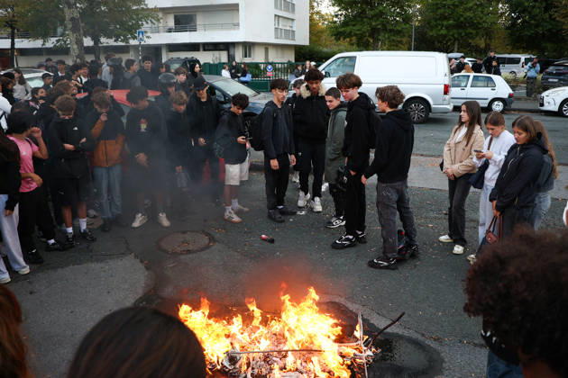 October 9, 2026, Bayonne, Nouvelle Aquitaine, France: Pupils gather around a fire lit in the street outside the Reno Cassin high school in Bayonne, south-western France, on October 9, 2026, during a nationwide protest movement over learning conditions. Since late September, pupils have blocked hundreds of schools to denounce teacher shortages, overcrowded classes and dilapidated buildings, with university students and unions joining in. Between 266,000 and 450,000 people marched across France on October 6, according to authorities and organisers, after clashes in several cities. The government says it is betting on dialogue within schools to calm the unrest. Bayonne France - ZUMAb298 20261009_zsp_b298_003 Copyright: xJulesxBuonx