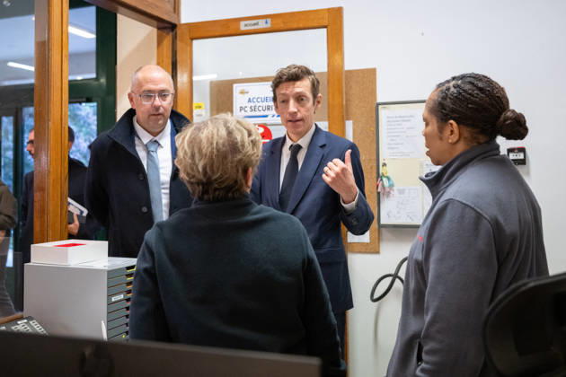 Edouard Geffray Visit an High School Lycee - Cachan French Education Minister Edouard Geffray and Lycee Polyvalent s Headteacher Antoine Milovanovic during a visit to the high school Lycee Polyvalent de Cachan, in Cachan, on the outskirts of Paris, France on October 9, 2026, on the sidelines of a nationwide protest movement of students over learning conditions. Photo by Alexis Jumeau ABACAPRESS.COM Cachan France  Copyright: xJumeauxAlexis ABACAx