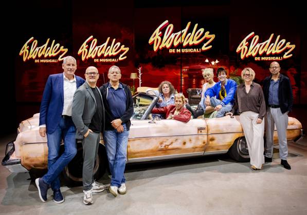 BARNEVELD - (l-r) Gert Verhulst, director Tijl Dauwe, creator Dick Maas, Rian Gerritsen (Ma Flodder), William Spaaij (Johnnie), Shanna Slaap (Daughter Kees), Koen van der Molen (Son Kees), Anja Van Mensel (CEO Studio 100) and producer Wolter Lommerde during the presentation of the main cast of the musical Flodder in the Midden Nederland Hallen. The musical is produced by the Belgian production company Studio 100 and director Dick Maas, the creator of the original series and film. SEM VAN DER WAL ANP netherlands out - belgium out  Copyright: xx x571923835x originalFilename: 571923835.jpg
