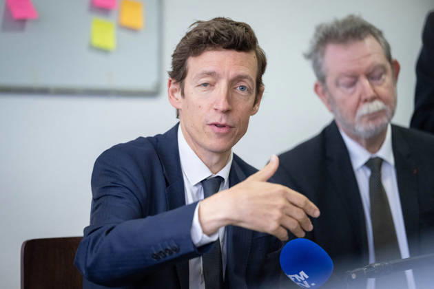 Edouard Geffray Visit an High School Lycee - Cachan French Education Minister Edouard Geffray speaks to students during a visit to the high school Lycee Polyvalent de Cachan, in Cachan, on the outskirts of Paris, France on October 9, 2026, on the sidelines of a nationwide protest movement of students over learning conditions. Photo by Alexis Jumeau ABACAPRESS.COM Cachan France  Copyright: xJumeauxAlexis ABACAx