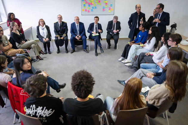 Edouard Geffray Visit an High School Lycee - Cachan French Education Minister Edouard Geffray, flanked by Headteacher Antoine Milovanovic and Head of the Creteil Education Authority Jean-François Chanet speaks to students during a visit to the high school Lycee Polyvalent de Cachan, in Cachan, on the outskirts of Paris, France on October 9, 2026, on the sidelines of a nationwide protest movement of students over learning conditions. Photo by Alexis Jumeau ABACAPRESS.COM Cachan France  Copyright: xJumeauxAlexis ABACAx