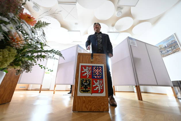 The two-day elections to municipal assemblies started in the Czech Republic together with the first round of the elections to one-third of the Senate, on October 9, 2026. On the photo polling place for municipal elections in Pruhonice. (CTKxPhoto KaterinaxSulova) CTKPhotoP2026100904825  CTKPhotoP2026100904825