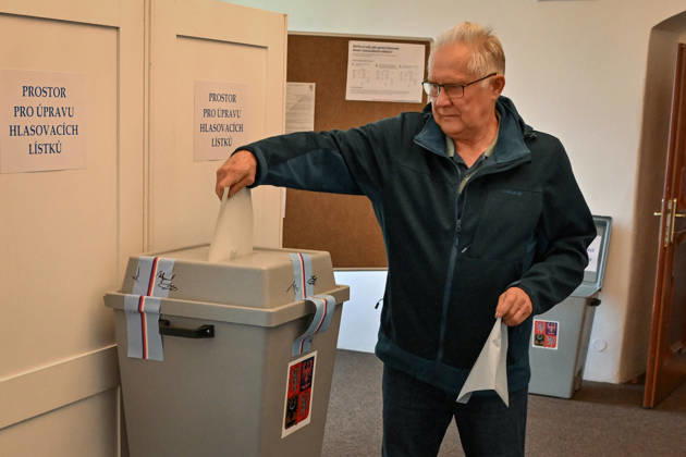 The two-day elections to municipal assemblies started in the Czech Republic together with the first round of the elections to one-third of the Senate, on October 9, 2026. On the photo polling place for municipal elections in Stara Ves nad Ondrejnici. (CTKxPhoto JaroslavxOzana) CTKPhotoP2026100905841  CTKPhotoP2026100905841