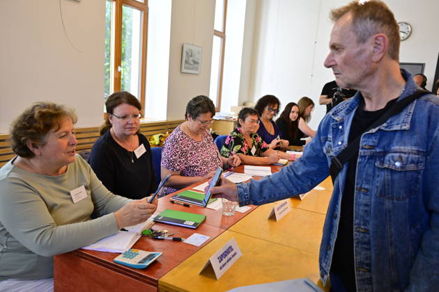 The two-day elections to municipal assemblies started in the Czech Republic together with the first round of the elections to one-third of the Senate, on October 9, 2026. On the photo polling place in Velatice, South Moravian Region. (CTKxPhoto VaclavxSalek) CTKPhotoP2026100905686  CTKPhotoP2026100905686