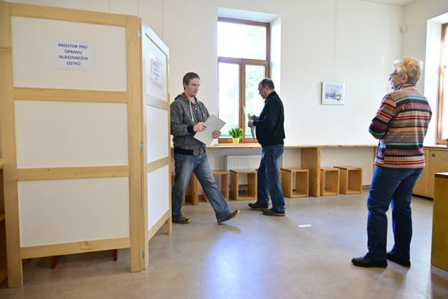 The two-day elections to municipal assemblies started in the Czech Republic together with the first round of the elections to one-third of the Senate, on October 9, 2026. On the photo polling place in Velatice, South Moravian Region. (CTKxPhoto VaclavxSalek) CTKPhotoP2026100905715  CTKPhotoP2026100905715