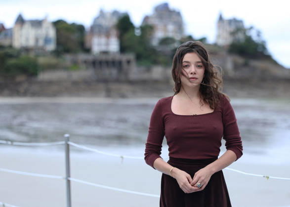 Entertainment Bilder des Tages Zoe Adjani by the seawater pool on L Ecluse Beach during the 37th Dinard British and Irish Film Festival, France, on October 9, 2026. Denis Guignebourg, Bestimage. 37th Dinard British Irish Film Festival on October 9, 2026, in Dinard, France. Dinard, France  Copyright: xDenisxGuignebourgx xBestimagexDenisxGuignebourgx xBestimagex