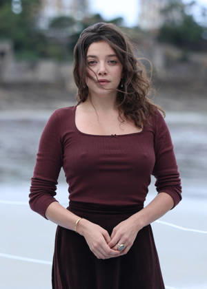 Zoe Adjani by the seawater pool on L Ecluse Beach during the 37th Dinard British and Irish Film Festival, France, on October 9, 2026. Denis Guignebourg, Bestimage. 37th Dinard British Irish Film Festival on October 9, 2026, in Dinard, France. Dinard, France  Copyright: xDenisxGuignebourgx xBestimagexDenisxGuignebourgx xBestimagex