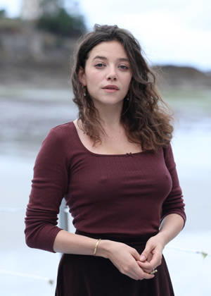 Zoe Adjani by the seawater pool on L Ecluse Beach during the 37th Dinard British and Irish Film Festival, France, on October 9, 2026. Denis Guignebourg, Bestimage. 37th Dinard British Irish Film Festival on October 9, 2026, in Dinard, France. Dinard, France  Copyright: xDenisxGuignebourgx xBestimagexDenisxGuignebourgx xBestimagex