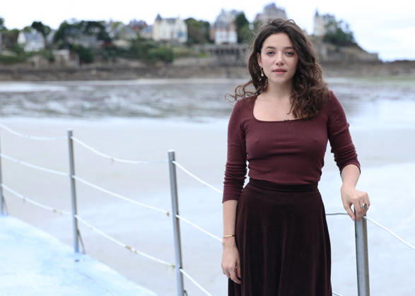 Zoe Adjani by the seawater pool on L Ecluse Beach during the 37th Dinard British and Irish Film Festival, France, on October 9, 2026. Denis Guignebourg, Bestimage. 37th Dinard British Irish Film Festival on October 9, 2026, in Dinard, France. Dinard, France  Copyright: xDenisxGuignebourgx xBestimagexDenisxGuignebourgx xBestimagex