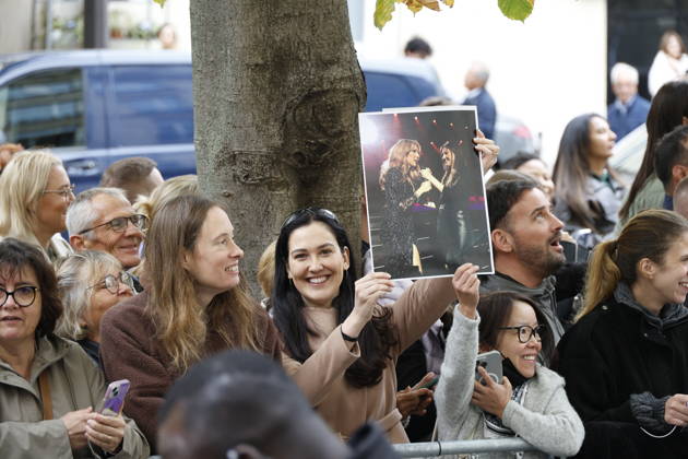 Céline Dion greets her fans as she leaves the Royal Monceau hotel in Paris, before heading to La Plenitude Arena in Paris La Défense to continue her concert series on October 9, 2026. The night before, the Quebec star stumbled on stage and then forgot some of the lyrics to her song, Pour que tu m’aimes encore during the finale of her show. Christophe Aubert Bestimage Celine Dion greets fans as she leaves the Royal Monceau Hotel in Paris, before heading to the Paris La Défense Arena to continue her concert series on October 9, 2026. The previous evening, the Quebec star stumbled on stage and forgot some of the lyrics to her song Pour que tu m’aimes encore during the show’s finale. Paris, France  Copyright: xChristophexAubertx xBestimagexChristophexAubertx xBestimagex