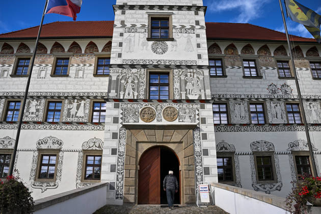 The two-day elections to municipal assemblies started in the Czech Republic together with the first round of the elections to one-third of the Senate, on October 9, 2026. On the photo polling place for municipal elections in Stara Ves nad Ondrejnici. (CTKxPhoto JaroslavxOzana) CTKPhotoP2026100906370 CTKPhotoP2026100906370