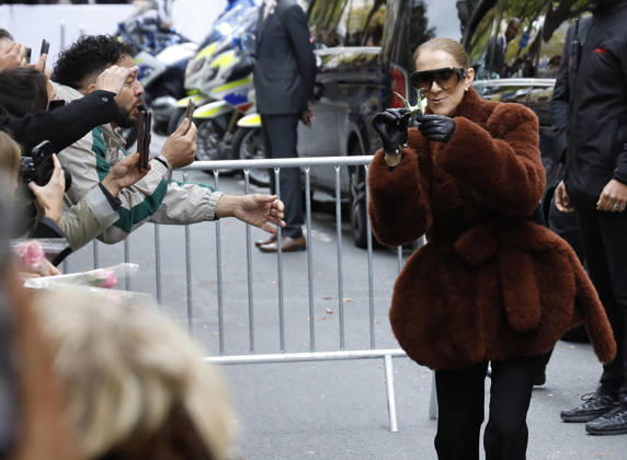 Céline Dion greets her fans as she leaves the Royal Monceau hotel in Paris, before heading to La Plenitude Arena in Paris La Défense to continue her concert series on October 9, 2026. The night before, the Quebec star stumbled on stage and then forgot some of the lyrics to her song, Pour que tu m’aimes encore during the finale of her show. Marc Ausset Lacroix, Bestimage. Céline Dion greets fans as she leaves the Royal Monceau Hotel in Paris, before heading to the Paris La Défense Arena to continue her concert series on October 9, 2026. The previous evening, the Quebec star stumbled on stage and forgot some of the lyrics to her song Pour que tu m’aimes encore during the show’s finale. Paris, France  Copyright: xMarcxAussetxLacroixx xBestimagexMarcxAussetxLacroixx xBestimagex