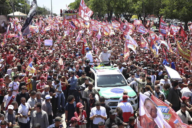 Brazilian President Lula da Silva attends reelection campaign rally in Brasilia BRASILIA, BRAZIL - OCTOBER 09: Brazilian President Luiz Inacio Lula da Silva, the Workers Party (PT) candidate for reelection, greets supporters as he attends a campaign rally, ahead of the runoff election, in Brasilia, Brazil, October 9, 2026. Mateus Bonomi Anadolu Brasilia Brazil. Editorial use only. Please get in touch for any other usage.  Copyright: x2026xAnadoluxMateusxBonomix