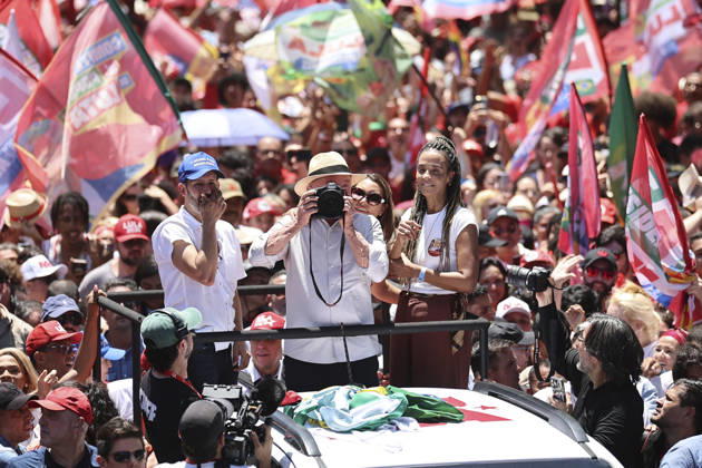 Brazilian President Lula da Silva attends reelection campaign rally in Brasilia BRASILIA, BRAZIL - OCTOBER 09: Brazilian President Luiz Inacio Lula da Silva, the Workers Party (PT) candidate for reelection, greets supporters as he attends a campaign rally, ahead of the runoff election, in Brasilia, Brazil, October 9, 2026. Mateus Bonomi Anadolu Brasilia Brazil. Editorial use only. Please get in touch for any other usage.  Copyright: x2026xAnadoluxMateusxBonomix