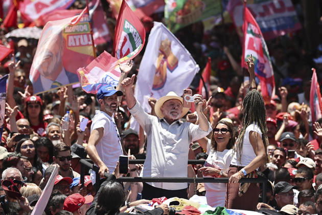 Brazilian President Lula da Silva attends reelection campaign rally in Brasilia BRASILIA, BRAZIL - OCTOBER 09: Brazilian President Luiz Inacio Lula da Silva, the Workers Party (PT) candidate for reelection, greets supporters as he attends a campaign rally, ahead of the runoff election, in Brasilia, Brazil, October 9, 2026. Mateus Bonomi Anadolu Brasilia Brazil. Editorial use only. Please get in touch for any other usage.  Copyright: x2026xAnadoluxMateusxBonomix