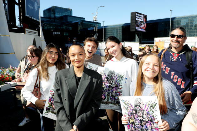 Cast and Fan at signing event at NYCC for The Hunger Games: Sunrise on the Reaping New York Comic Con Activation Featuring: Whitney Peak with Fans Where: New York, New York, United States When: 09 Oct 2026 Credit: Marion Curtis StarPix for Lionsgate INSTARimages EDITORIAL USE ONLY. NOT FOR USE BY NEWSPAPERS BASED IN THE UK. Copyright: xx instar56081781