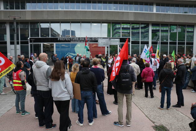 Protest outside Val-d Oise prefecture against crackdown on high school student mobilizations in France CERGY, FRANCE - OCTOBER 9: Demonstrators gather outside the Val-d Oise prefecture in Cergy, in the Paris region following a call by several trade unions and political organizations to denounce the crackdown on high school student mobilizations on October 9, 2026 in Cergy, France. Participants demand an end to repressive measures and sanctions against high school students, as well as the establishment of dialogue with students to address their demands, particularly regarding working conditions and resources allocated to education. Umit Donmez Anadolu Cergy France. Editorial use only. Please get in touch for any other usage.  Copyright: x2026xAnadoluxUmitxDonmezx