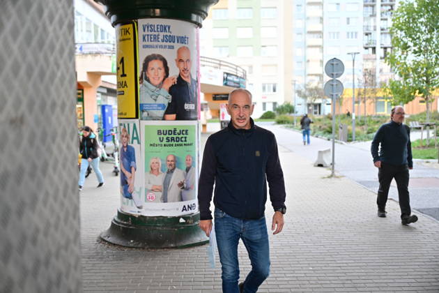 The two-day elections to municipal assemblies started in the Czech Republic together with the first round of the elections to one-third of the Senate, on October 9, 2026. On the photo: Martin Kuba, chairman of the Nase Cesko movement, cast his vote in the municipal elections in Ceske Budejovice in his electoral district in the Vltava housing estate. (CTKxPhoto VaclavxPancer) CTKPhotoP2026100907777 CTKPhotoP2026100907777