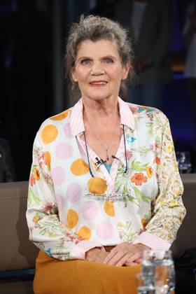 Sonja Moor, wife of TV host Max Moor, appeared as a guest on the NDR Talk Show on October 9, 2026, on NDR Television’s Channel 3; a photo session took place before the taping on October 2, 2026, at the Hamburg Lokstedt television studio