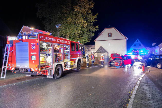 261009UnfallKönigswalde News ID: EN 2026-10-09 PKW kollidierten miteinander frontal zwei Verletzte Königswalde. Auf der Lindenstraße hat sich am Freitagabend ein Verkehrsunfall mit zwei PKW ereignet. Aus noch ungeklärter Ursache kollidierten gegen 21:30 Uhr ein Audi und ein VW, in einer Doppelkurve. Bei dem Unfall wurden ersten Informationen zu Folge, zwei Personen verletzt. Beide kamen jeweils mit einem Rettungswagen in ein Krankenhaus. Zwei weitere Personen blieben ersten Angaben zu Folge, unverletzt. Neben zwei Rettungswagen, einem Notarzt und der Polizei, kamen auch 20 Einsatzkräfte der Feuerwehr Königswalde sowie der diensthabende Kreisbrandmeister zum Einsatz. Diese unterstützten den Rettungsdienst, sicherten die Unfallste