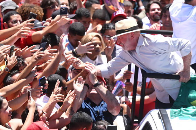 (261009) -- BRASILIA, Oct. 9, 2026 -- Brazilian President Luiz Inacio Lula da Silva, presidential candidate of Brazil s ruling Workers Party, greets supporters at a presidential election runoff campaign in Brasilia, Brazil, Oct. 9, 2026. ) BRAZIL-BRASILIA-ELECTION RUNOFF-LULA LucioxTavora 
