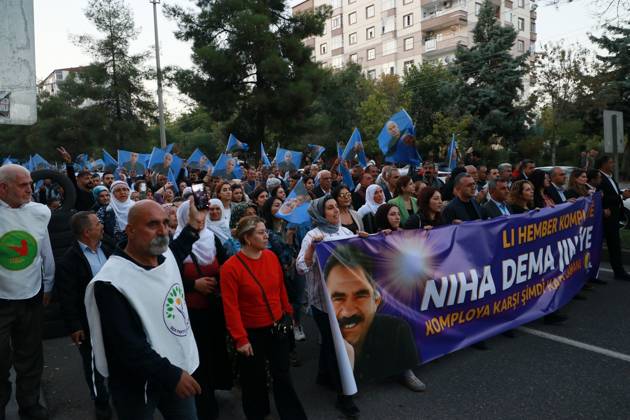 Hundreds march for Ocalan™s release in Diyarbakir DIYARBAKIR, TURKEY, OCTOBER 9, 2026: Hundreds of demonstrators march through Diyarbakir during a protest organized by the pro-Kurdish DEM Party, calling for the release of imprisoned Kurdistan Workers™ Party (PKK) leader Abdullah Ocalan. Participants carried banners and chanted slogans demanding his freedom amid ongoing efforts to advance a peace process between the Turkish government and the PKK following the group™s announcement that it would lay down its arms. Diyarbakir Türkiye Copyright: x xEnsarxOzdemirx xJNAxPressx