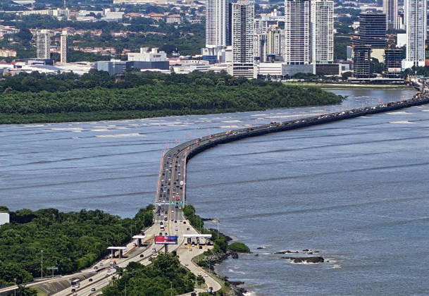 (261009) -- PANAMA CITY, Oct. 9, 2026 -- Vehicles run at a coastal expressway following an earthquake in Panama City, Panama, Oct. 9, 2026. A major earthquake struck Panama on Friday. ) PANAMA-PANAMA CITY-EARTHQUAKE LixJiaxu 